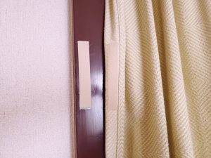 玄関の隙間風対策-カーテンで完全断熱【マグネットでDIY】